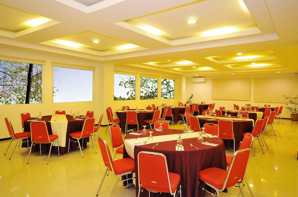Pratama Hotel & Convention Mataram Exteriör bild